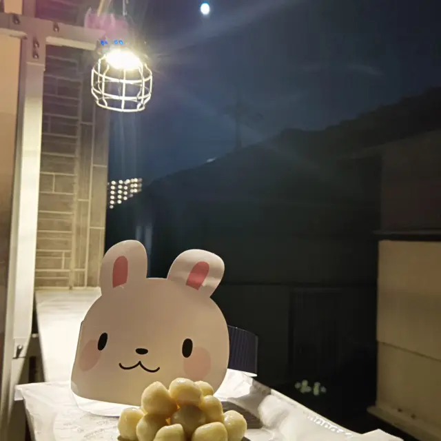 今夜は「中秋の名月」十五夜ですね。家からも月が綺麗に見えました。我が家の姫(？)が作ってくれたお団子を供えて家族で月見タイムです。日々、慌ただしく月日は流れてしまいますがたまにはゆっくりと空を見上げることも大事ですね。素敵な夜に感謝です。
#介護保険外サービス#十五夜#お月見#中秋の名月